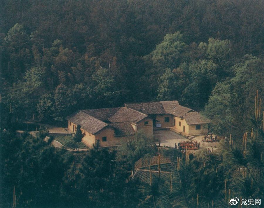 毛澤東故居——湖南省湘潭縣韶山?jīng)_上屋場(chǎng)。1893年12月26日，毛澤東在這里誕生。